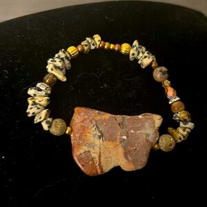 Stunning stone bracelet with agate stone.